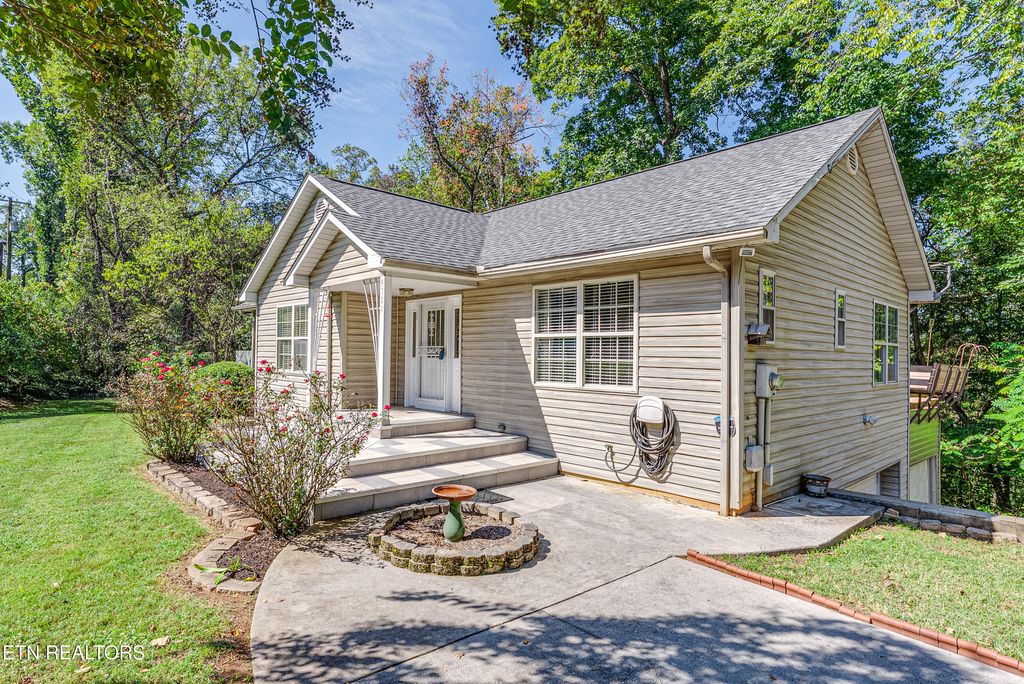 Photo of 4701 Skyline Drive, Knoxville, TN 37914 (MLS # 1318062)