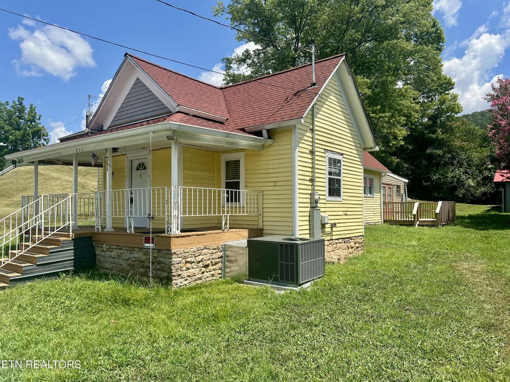 Photo of 211 Kingston Ave, Oliver Springs, TN 37840 (MLS # 1309573)