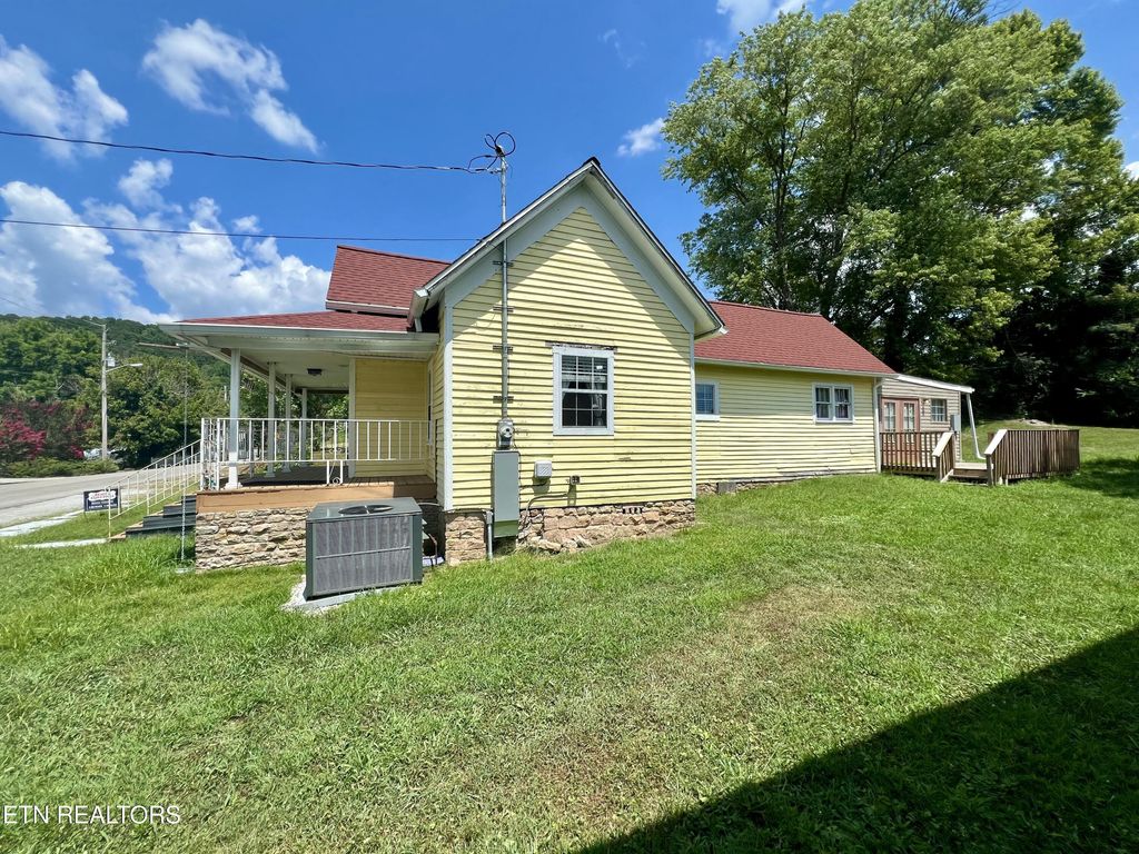 Photo of 211 Kingston Ave, Oliver Springs, TN 37840 (MLS # 1309573)