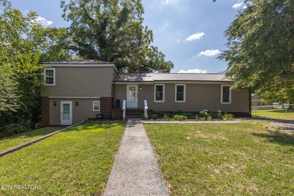Photo of 1113 Mccaslin Ave, Sweetwater, TN 37874 (MLS # 1315031)