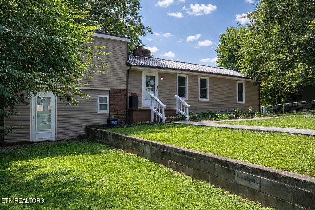 Photo of 1113 Mccaslin Ave, Sweetwater, TN 37874 (MLS # 1315031)