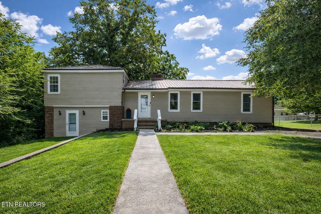 Photo of 1113 Mccaslin Ave, Sweetwater, TN 37874 (MLS # 1315031)