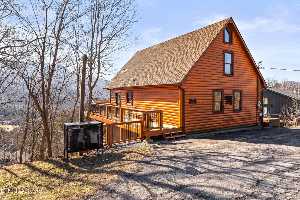 Photo of 829 Red Fox Trl Trl, Gatlinburg, TN 37738 (MLS # 1288344)
