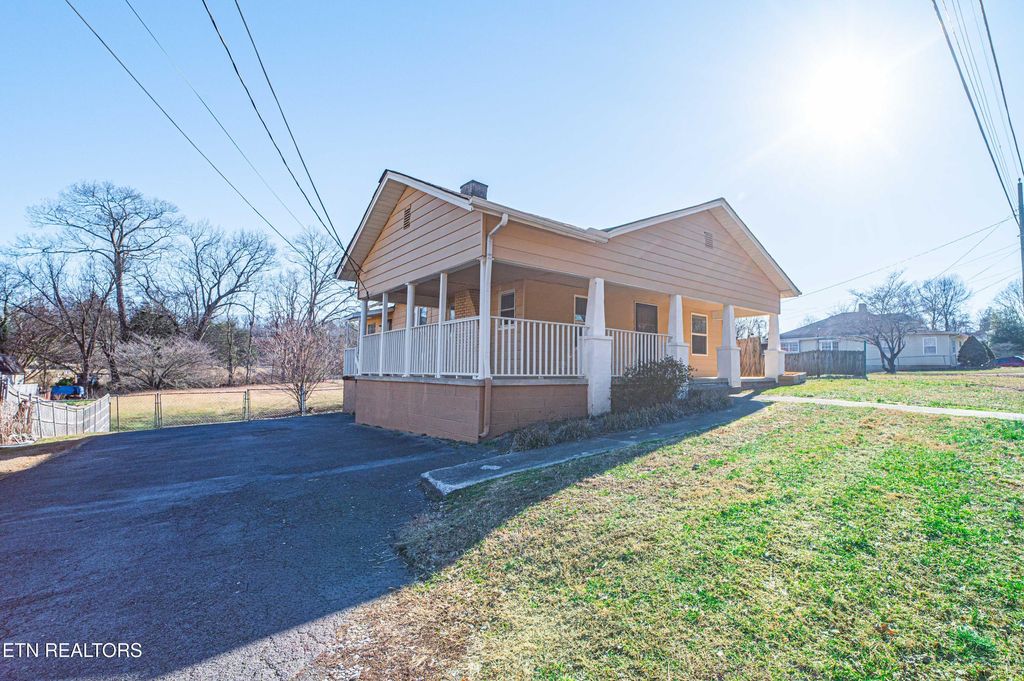 Photo of 2222 Woodrow Drive, Knoxville, TN 37918 (MLS # 1329402)
