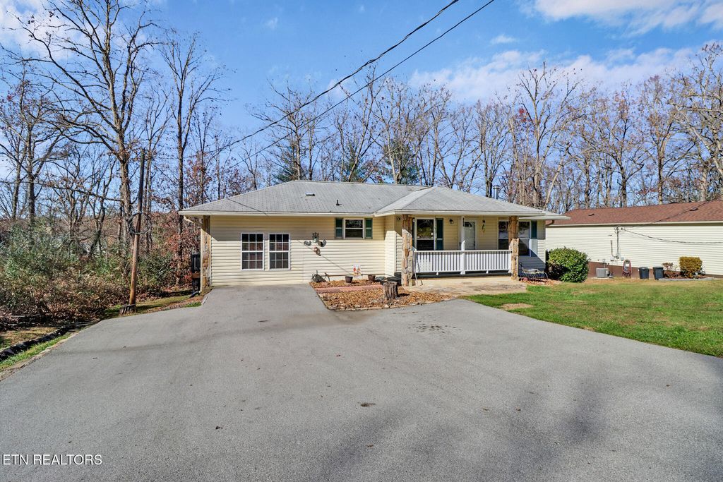 Photo of 129 Lakeshire Drive, Crossville, TN 38558 (MLS # 1322399)