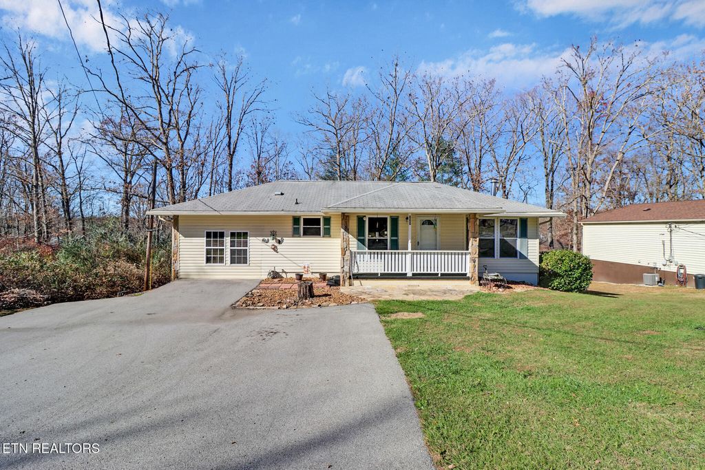 Photo of 129 Lakeshire Drive, Crossville, TN 38558 (MLS # 1322399)