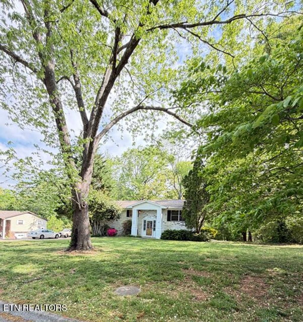 Photo of 306 Sherwood Drive, Maryville, TN 37801 (MLS # 1337255)