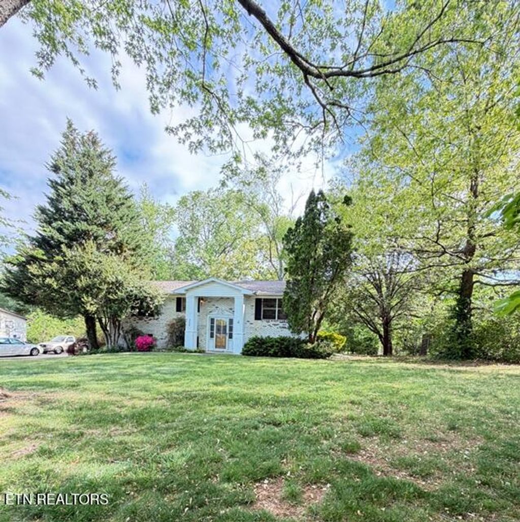 Photo of 306 Sherwood Drive, Maryville, TN 37801 (MLS # 1337255)