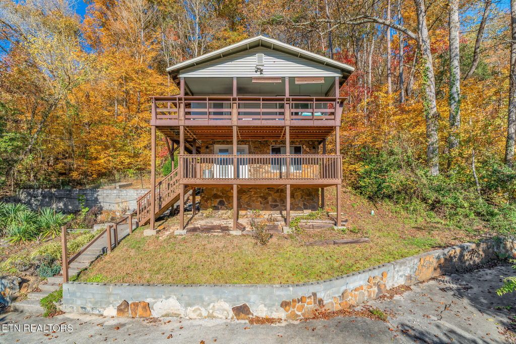 Photo of 197 Lakecrest Drive Dr, Harriman, TN 37748 (MLS # 1321106)
