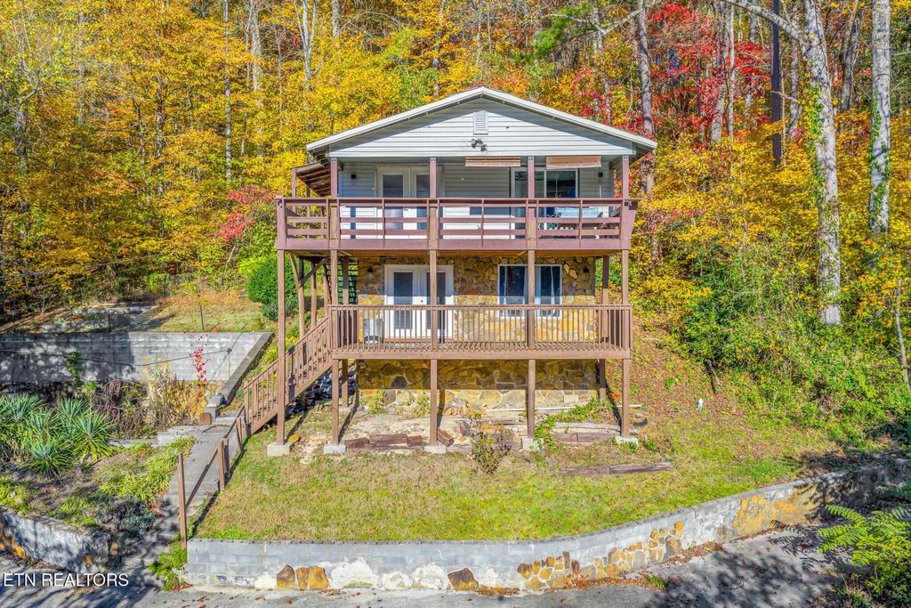 Photo of 197 Lakecrest Drive Dr, Harriman, TN 37748 (MLS # 1321106)