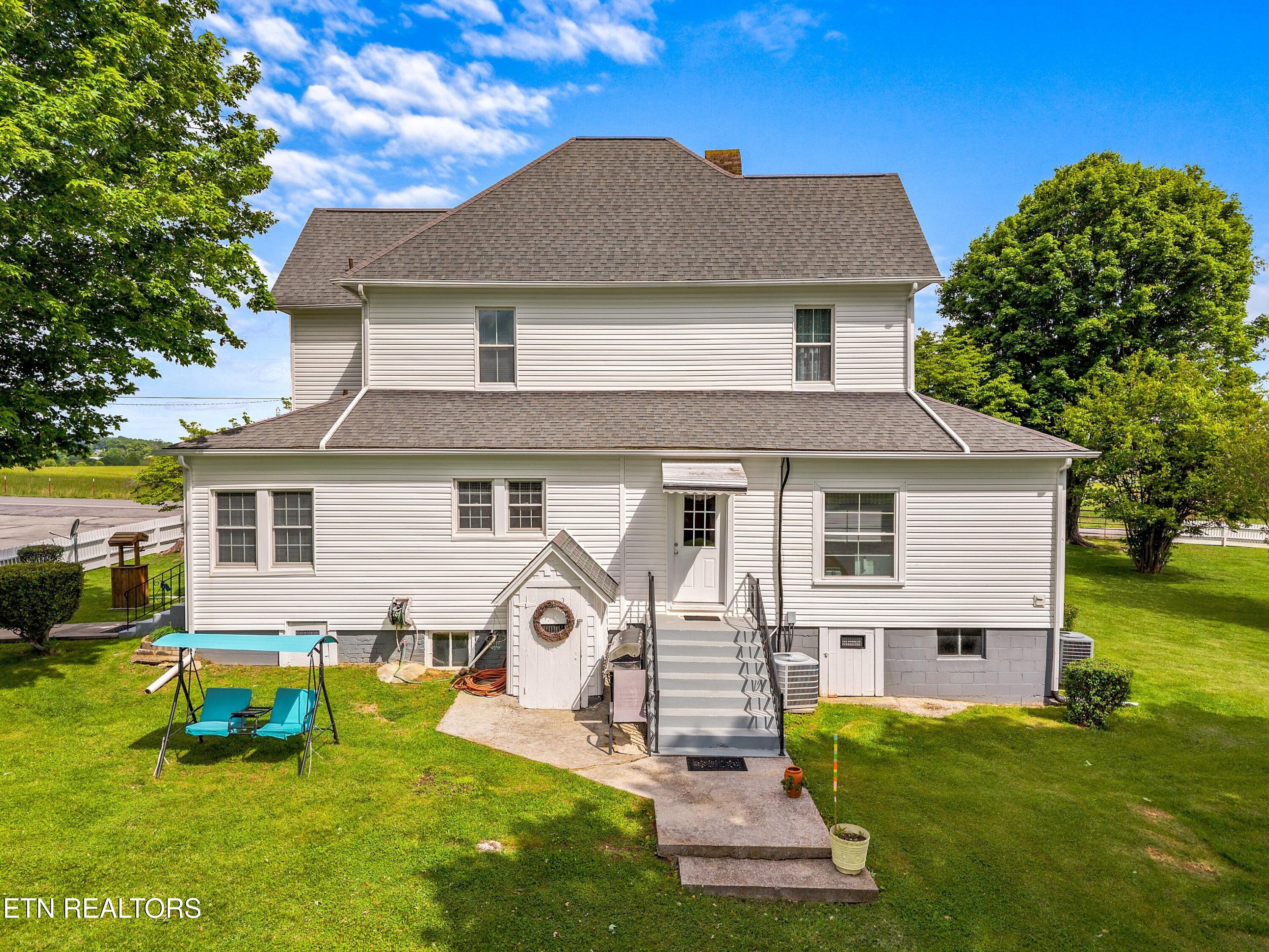 989 E Dumplin Valley Rd