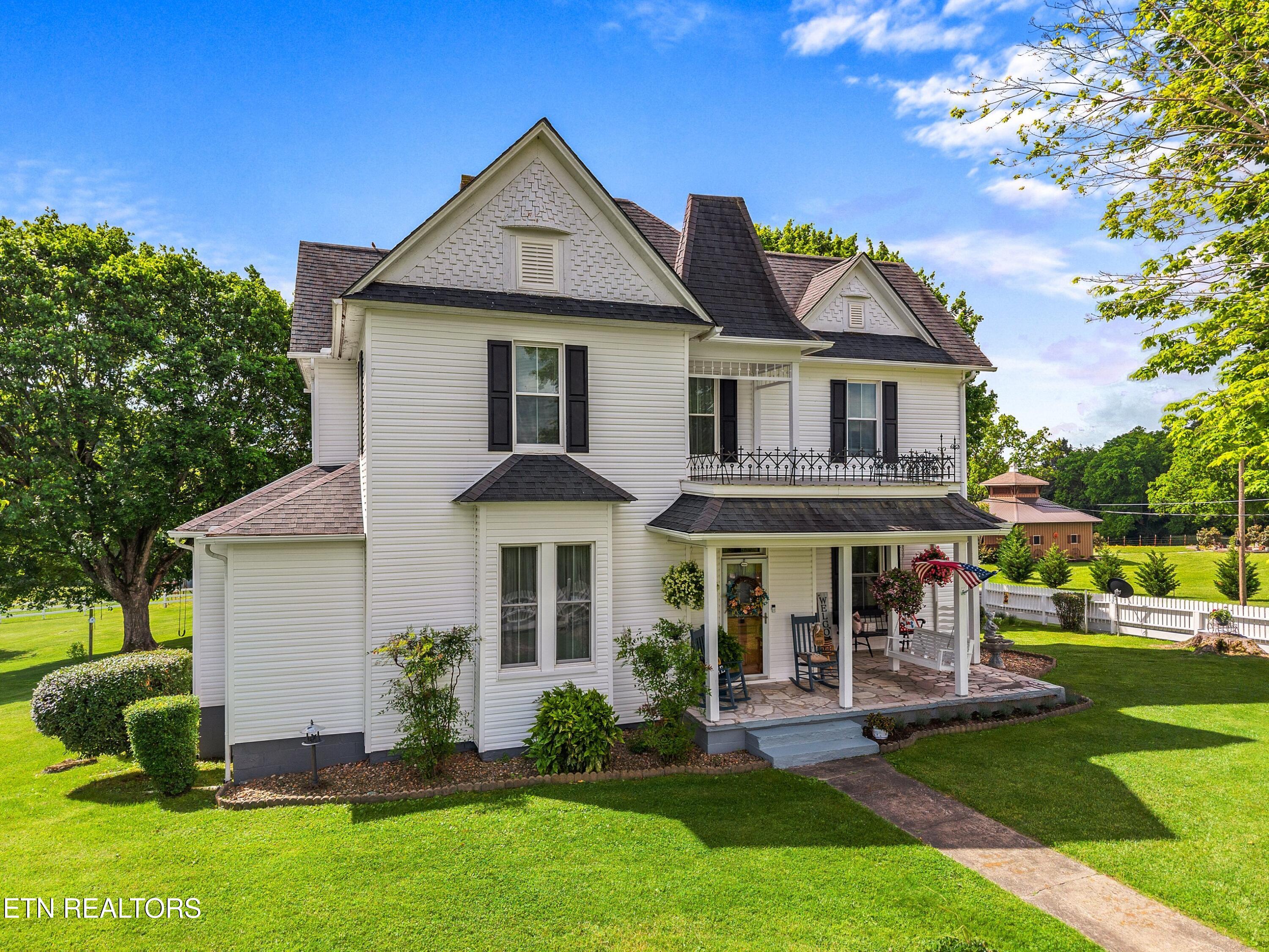 989 E Dumplin Valley Rd
