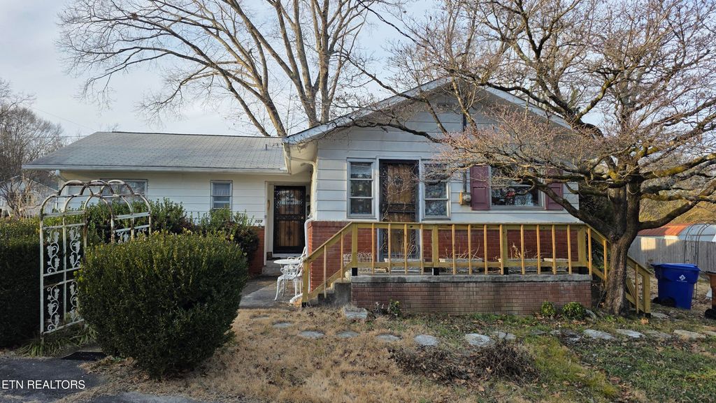 Photo of 109 Thornton Rd, Oak Ridge, TN 37830 (MLS # 1325817)