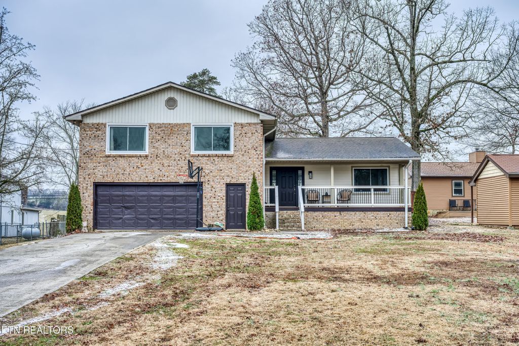 Photo of 1429 Glenwood Drive, Maryville, TN 37803 (MLS # 1328728)