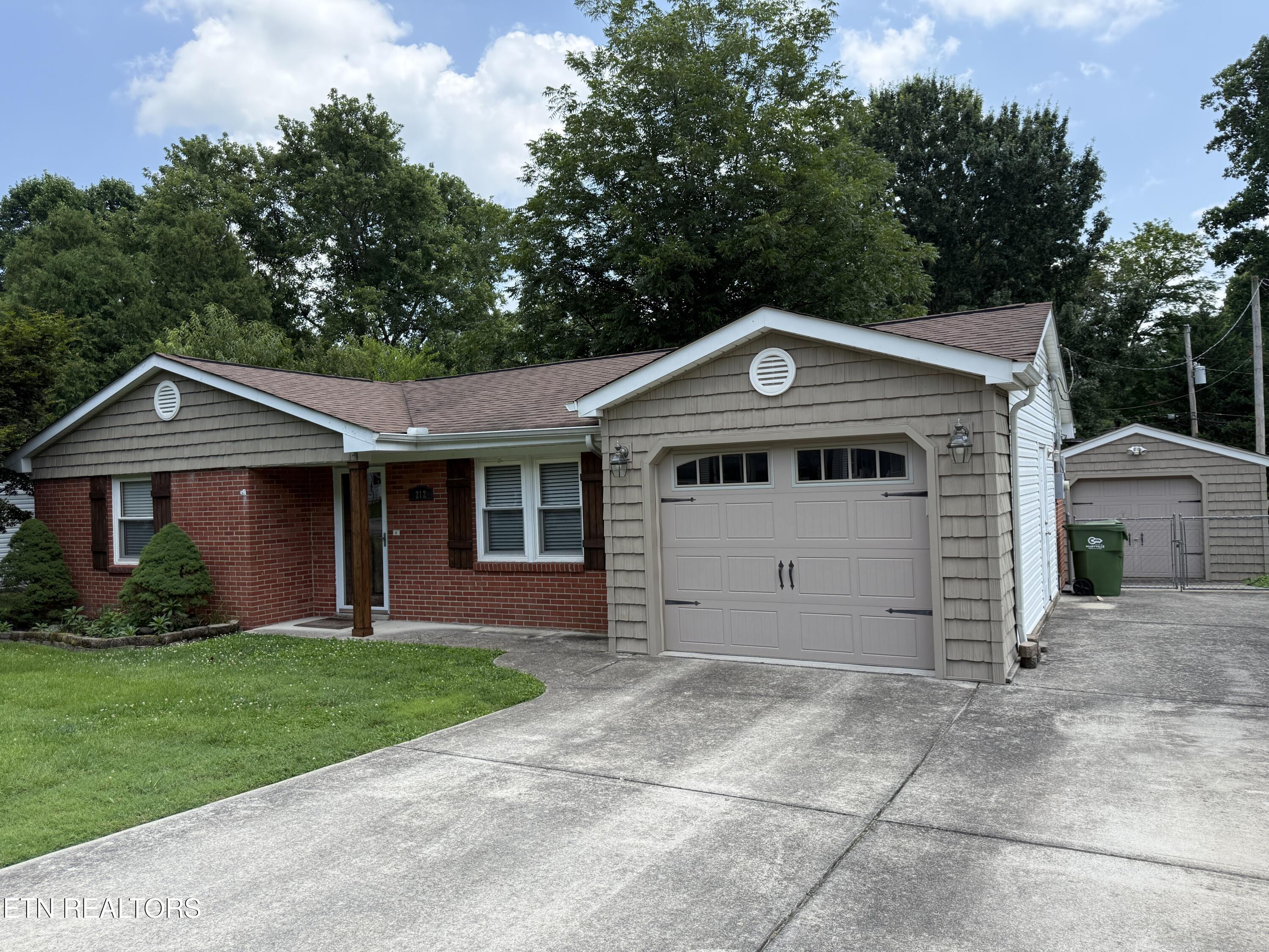 Photo 1 of 39 — 212 Barnes Ave, Maryville, TN 37803