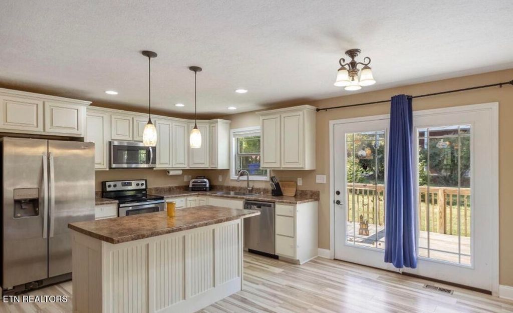 Photo of 402 Cedar Circle, Clinton, TN 37716 (MLS # 1328780)