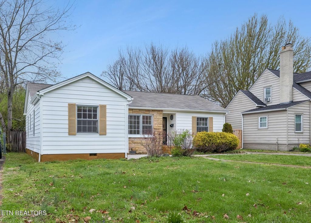 Photo of 1617 Fairmont Blvd, Knoxville, TN 37917 (MLS # 1333072)