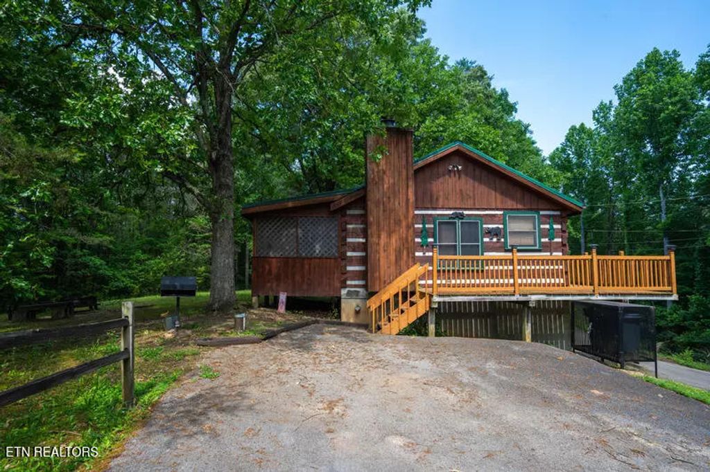 Photo of 1510 Ridgecrest Drive, Sevierville, TN 37876 (MLS # 1314441)
