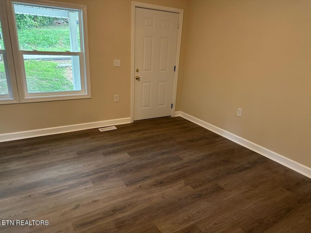 Photo of 913 S Cumberland Ave, LaFollette, TN 37766 (MLS # 1305966)