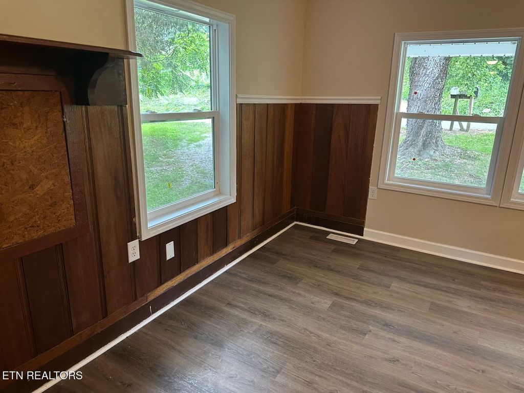 Photo of 913 S Cumberland Ave, LaFollette, TN 37766 (MLS # 1305966)