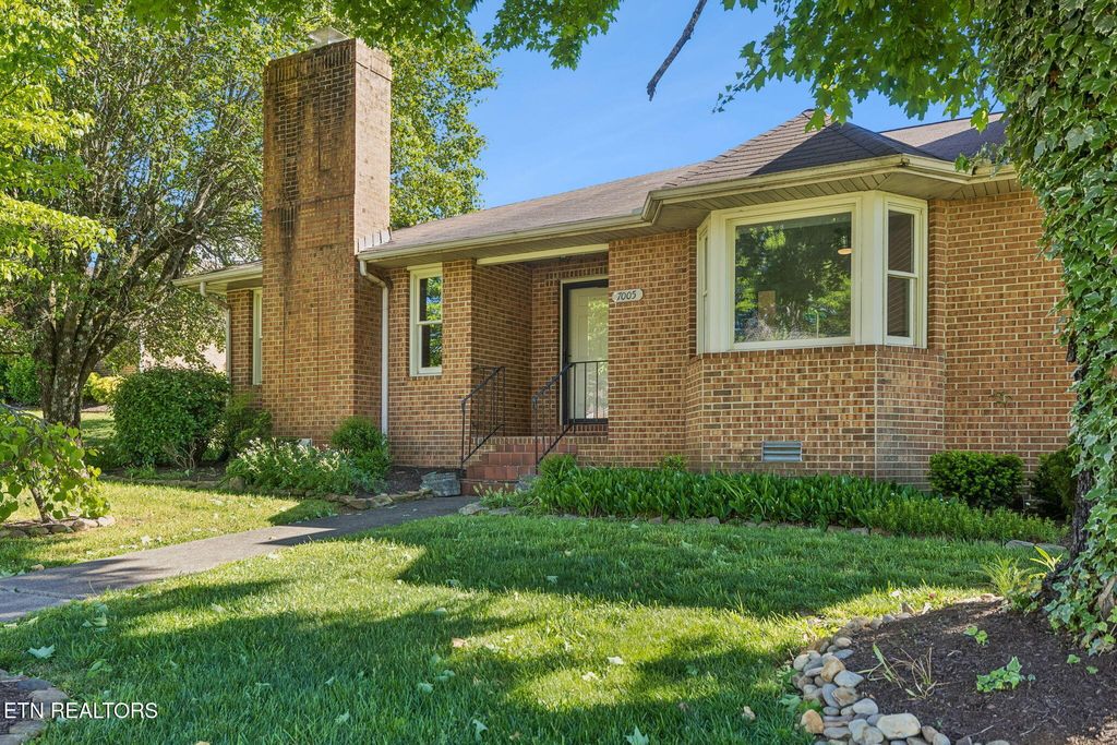 Photo of 7005 Hunters Tr, Knoxville, TN 37921 (MLS # 1337856)