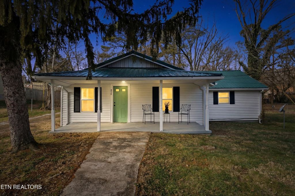 Photo of 514 Russell Ave, Harriman, TN 37748 (MLS # 1327368)