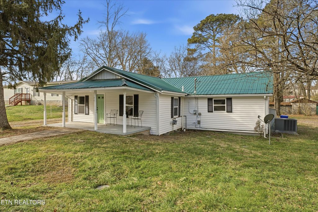 Photo of 514 Russell Ave, Harriman, TN 37748 (MLS # 1327368)