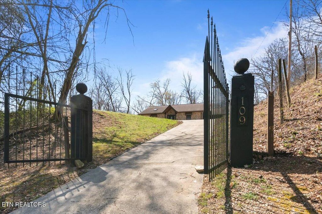 Photo of 109 Bland St, Clinton, TN 37716 (MLS # 1294829)