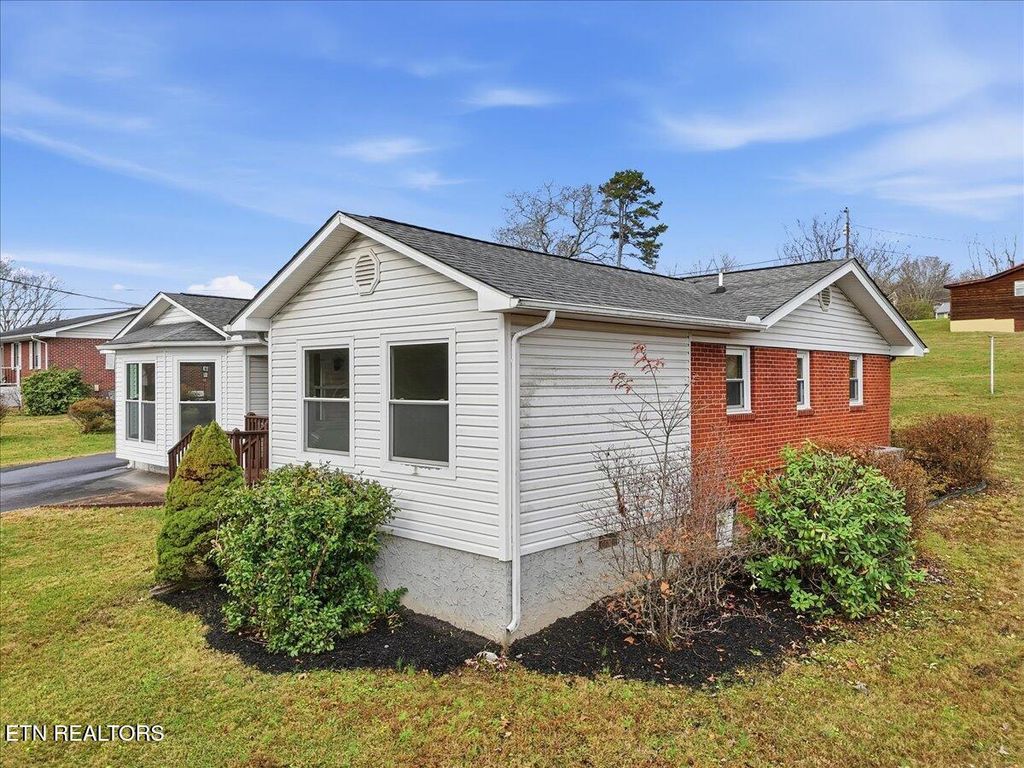 Photo of 211 Hilltop Rd, LaFollette, TN 37766 (MLS # 1323048)