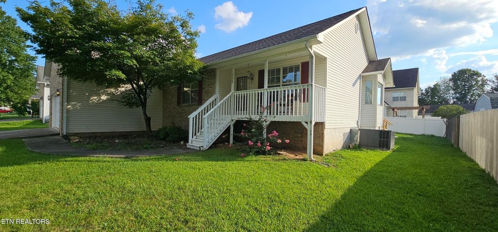 Photo of 549 Pebble Creek Rd, Knoxville, TN 37918 (MLS # 1324474)