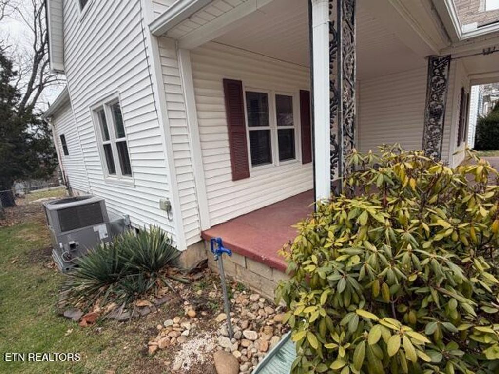 Photo of 427 E Oak Hill Ave, Knoxville, TN 37917 (MLS # 1331495)
