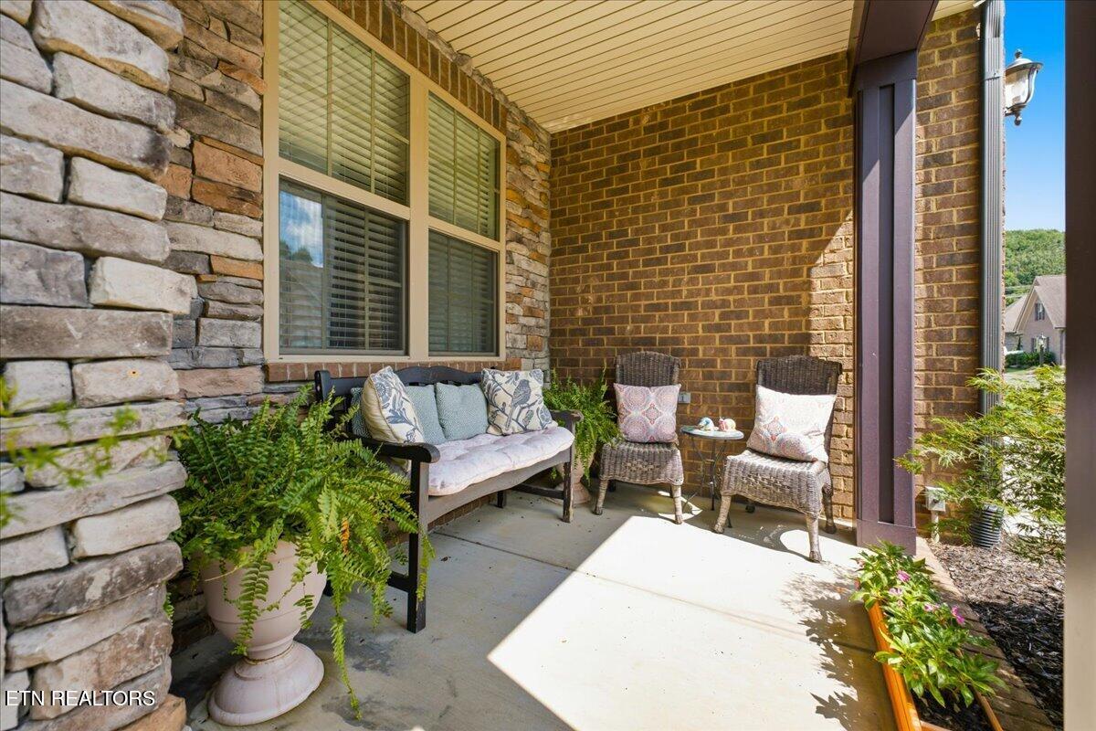 2220 Villa Garden Way