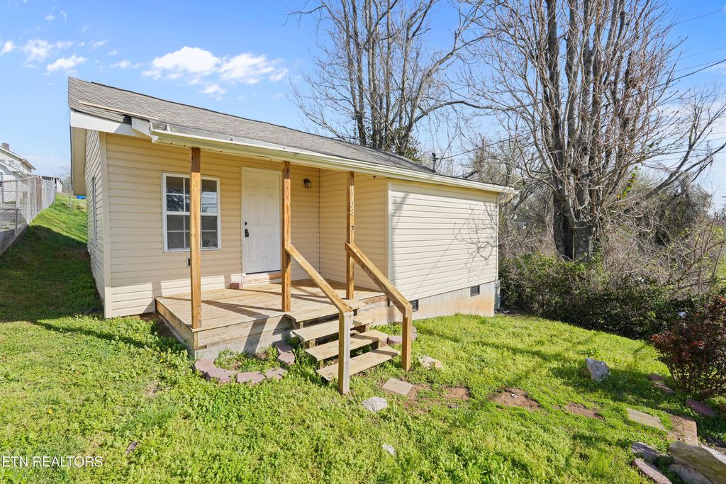Photo of 1703 Cecil Ave, Knoxville, TN 37917 (MLS # 1332927)