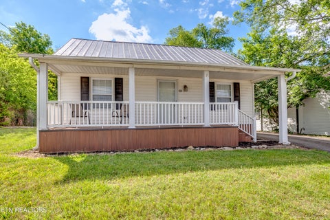 Photo of 721 N Charles G Seivers Blvd, Clinton, TN 37716 (MLS # 1345013)