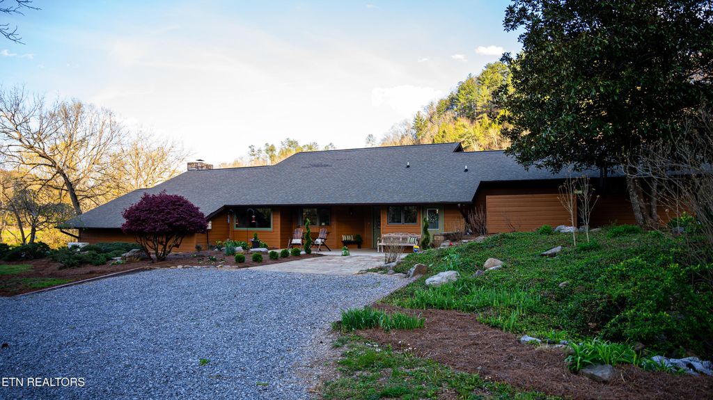 Photo of 4242 Pearl Valley Rd, Sevierville, TN 37876 (MLS # 1335810)