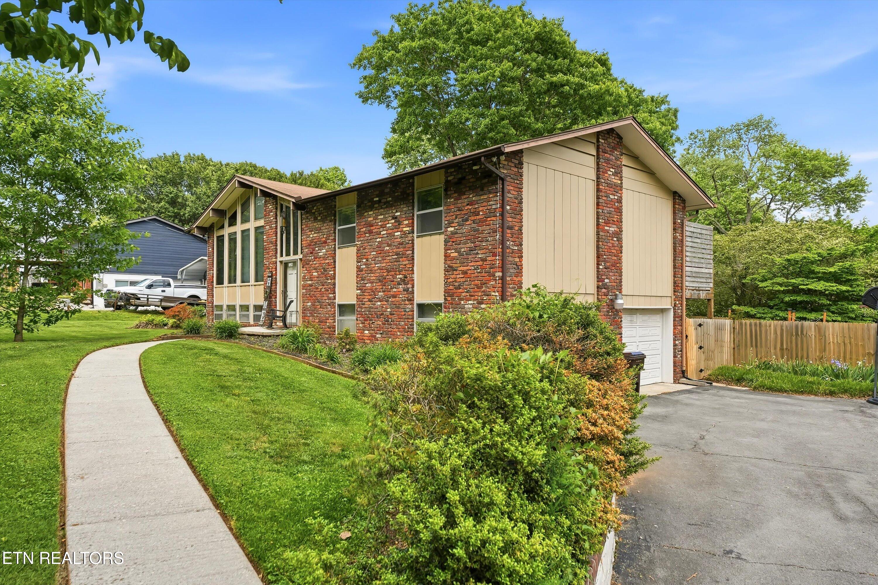 824 Sanders Rd