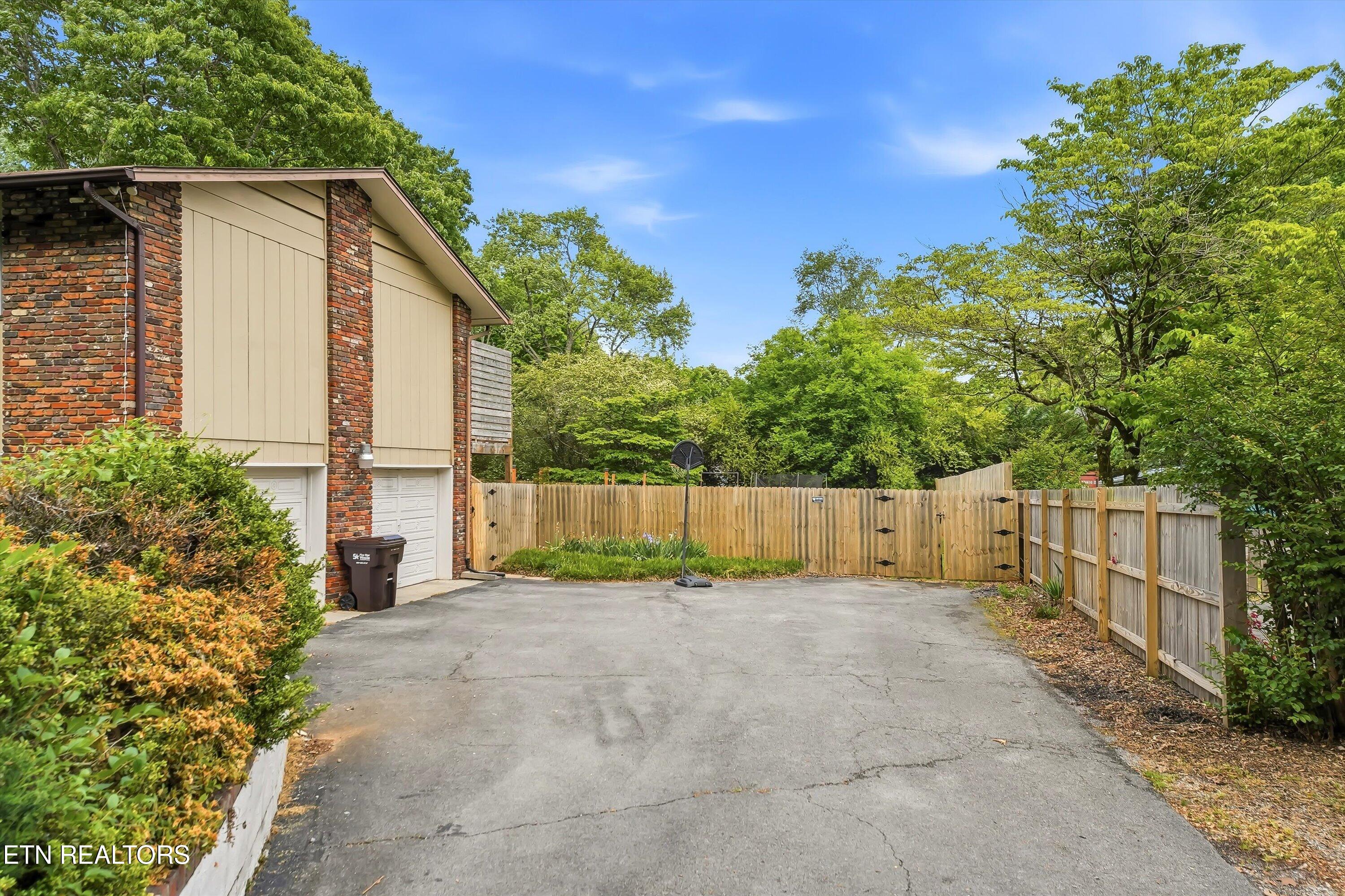 824 Sanders Rd