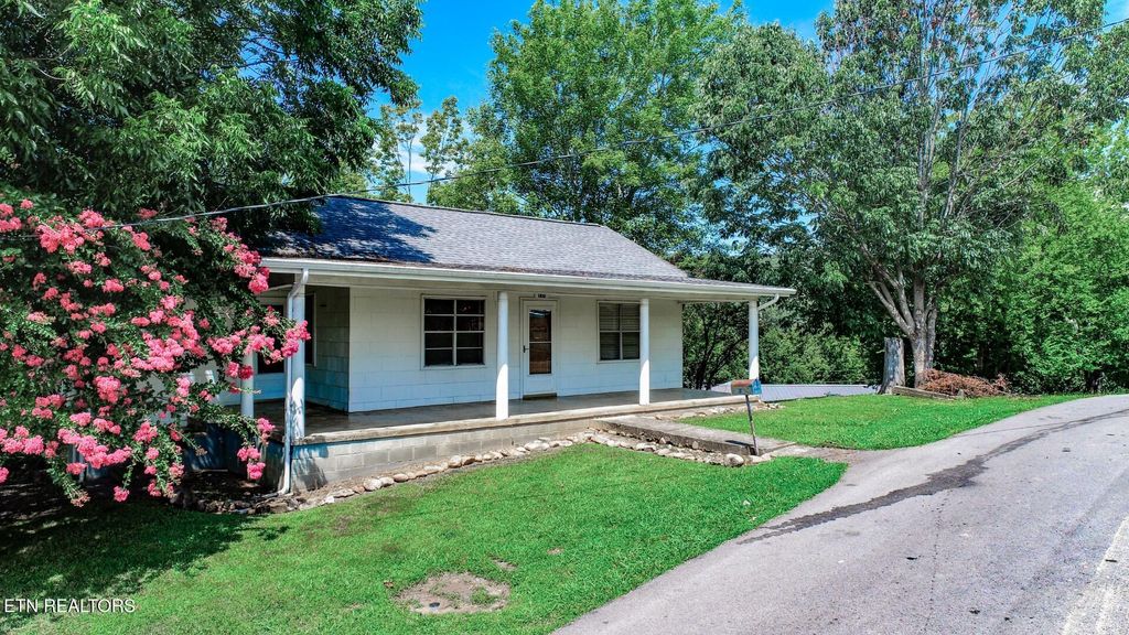 Photo of 141 Hiola St St, Newport, TN 37821 (MLS # 1310548)