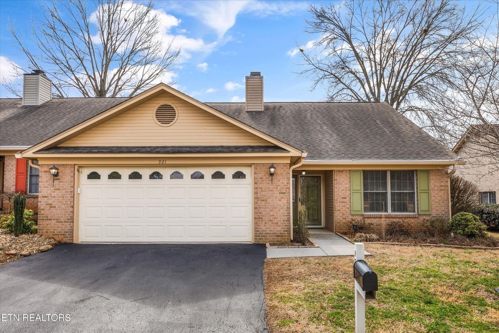 Photo of 921 Portsmouth Circle, Maryville, TN 37803 (MLS # 1331316)