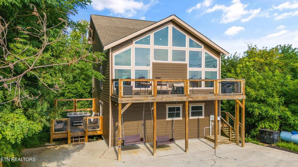 Photo of 622 Wiley Oakley Drive, Gatlinburg, TN 37738 (MLS # 1296461)
