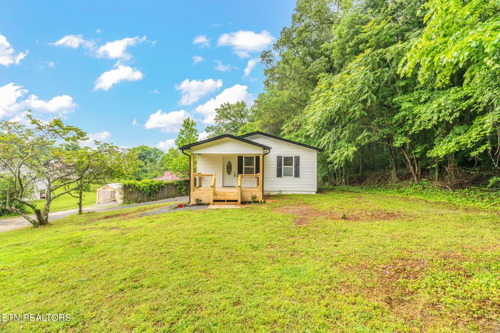Photo of 600 N Trinity Ave, Rockwood, TN 37854 (MLS # 1301812)
