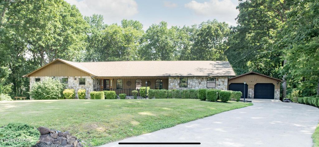 Photo of 146 Lake Hills Drive, Oak Ridge, TN 37830 (MLS # 1304526)