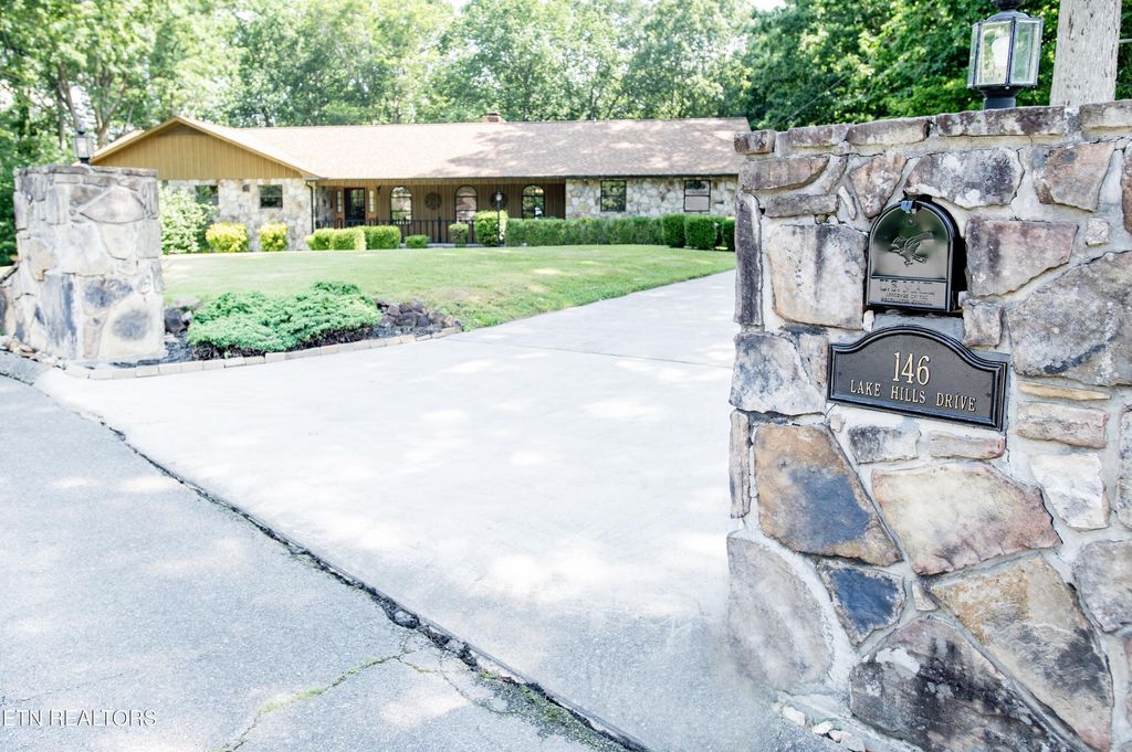 Photo of 146 Lake Hills Drive, Oak Ridge, TN 37830 (MLS # 1304526)