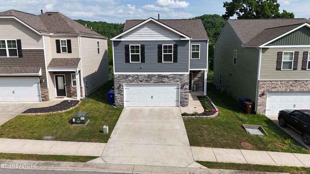 Photo of 136 Harbour Pointe Lane, Oak Ridge, TN 37830 (MLS # 1338322)