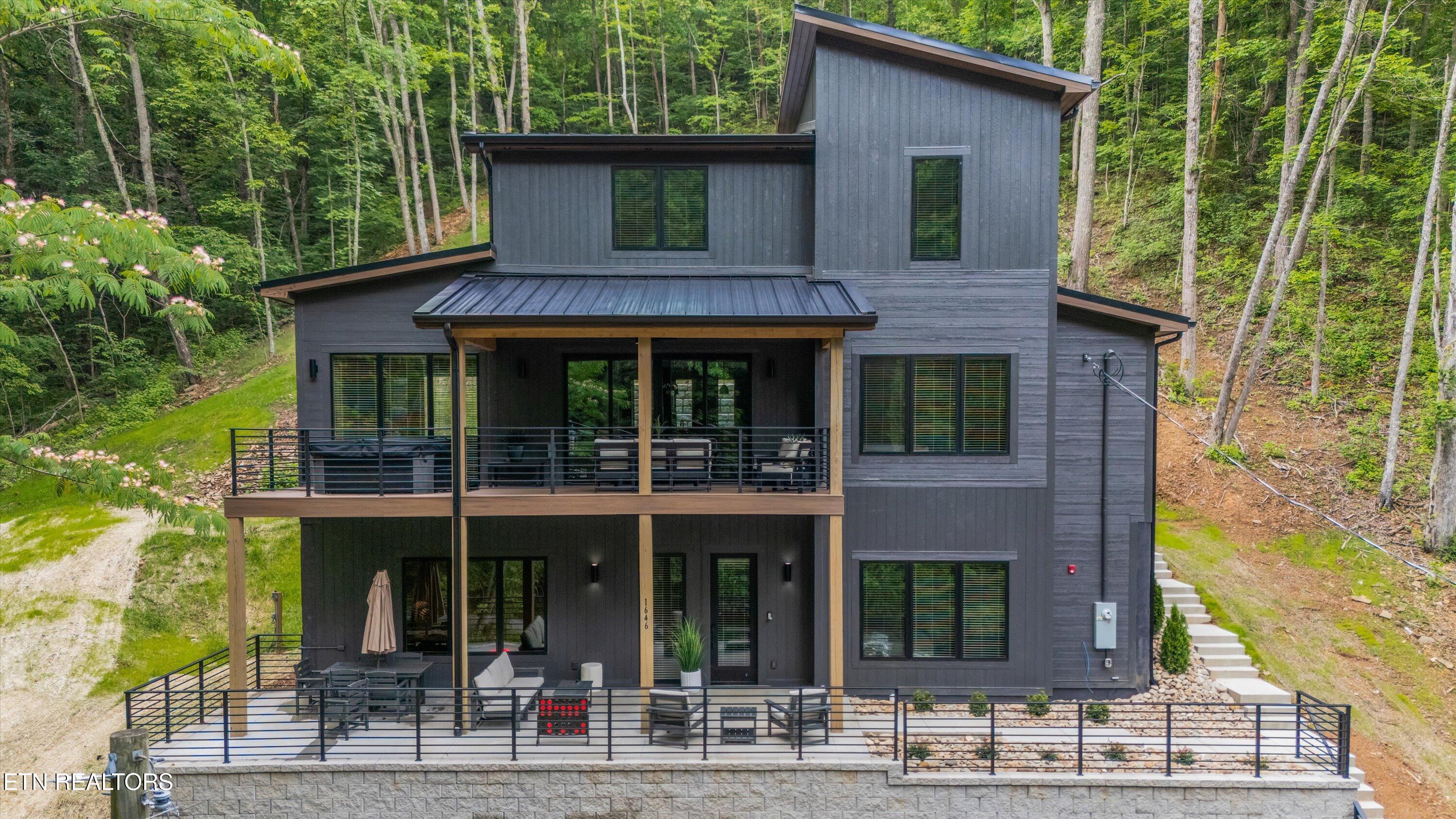1646 Bear Valley Rd