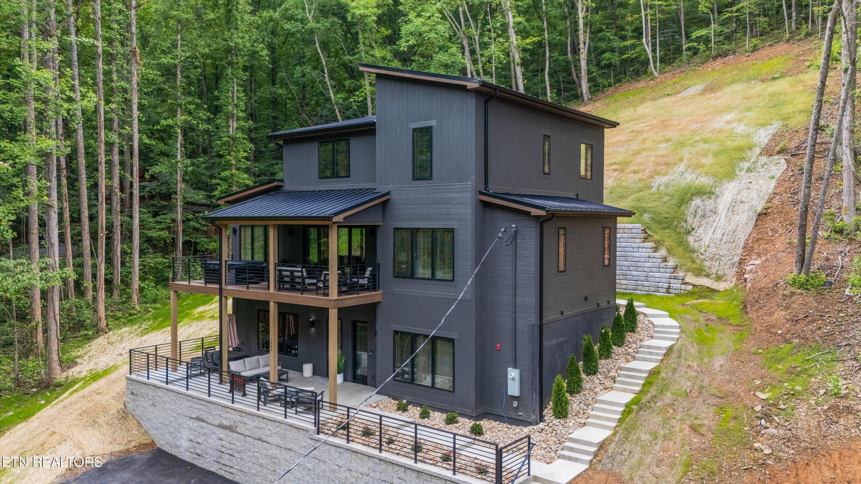 1646 Bear Valley Rd