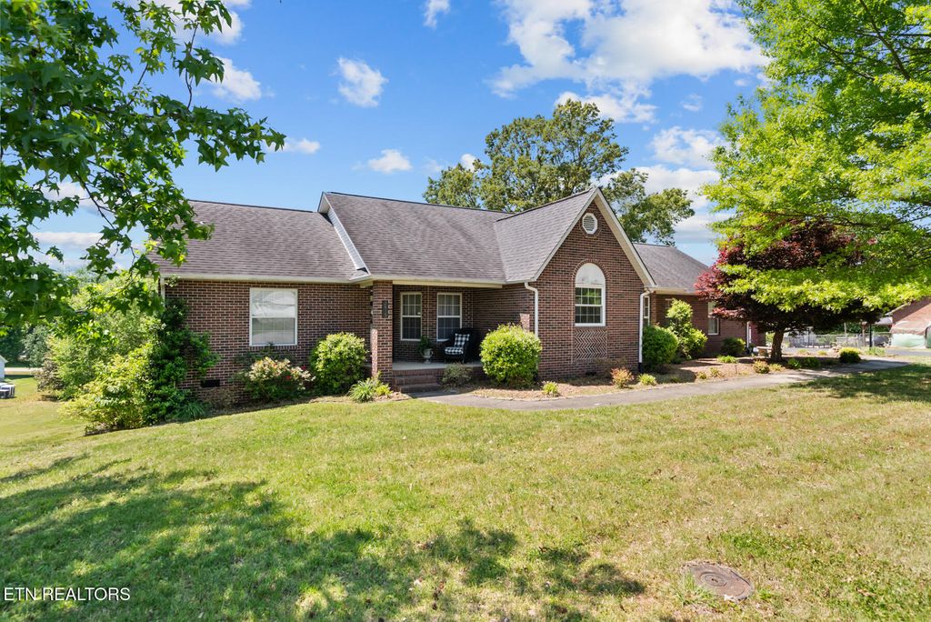 Photo of 2415 N Pointe Cove Circle, Cookeville, TN 38506 (MLS # 1339624)