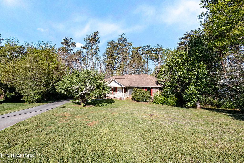 Photo of 1421 Lincolnshire Drive, Maryville, TN 37803 (MLS # 1336753)