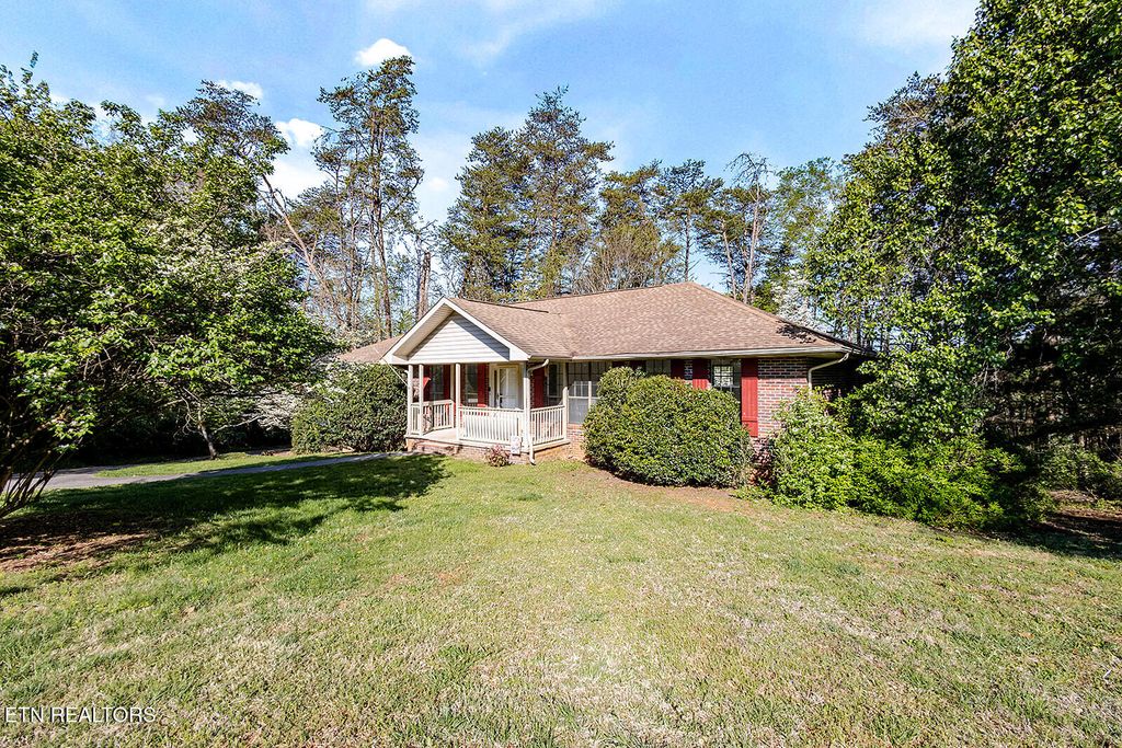 Photo of 1421 Lincolnshire Drive, Maryville, TN 37803 (MLS # 1336753)