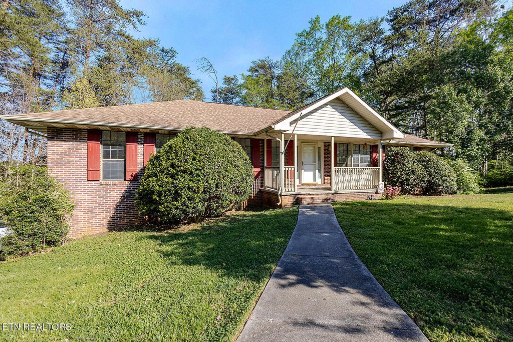 Photo of 1421 Lincolnshire Drive, Maryville, TN 37803 (MLS # 1336753)